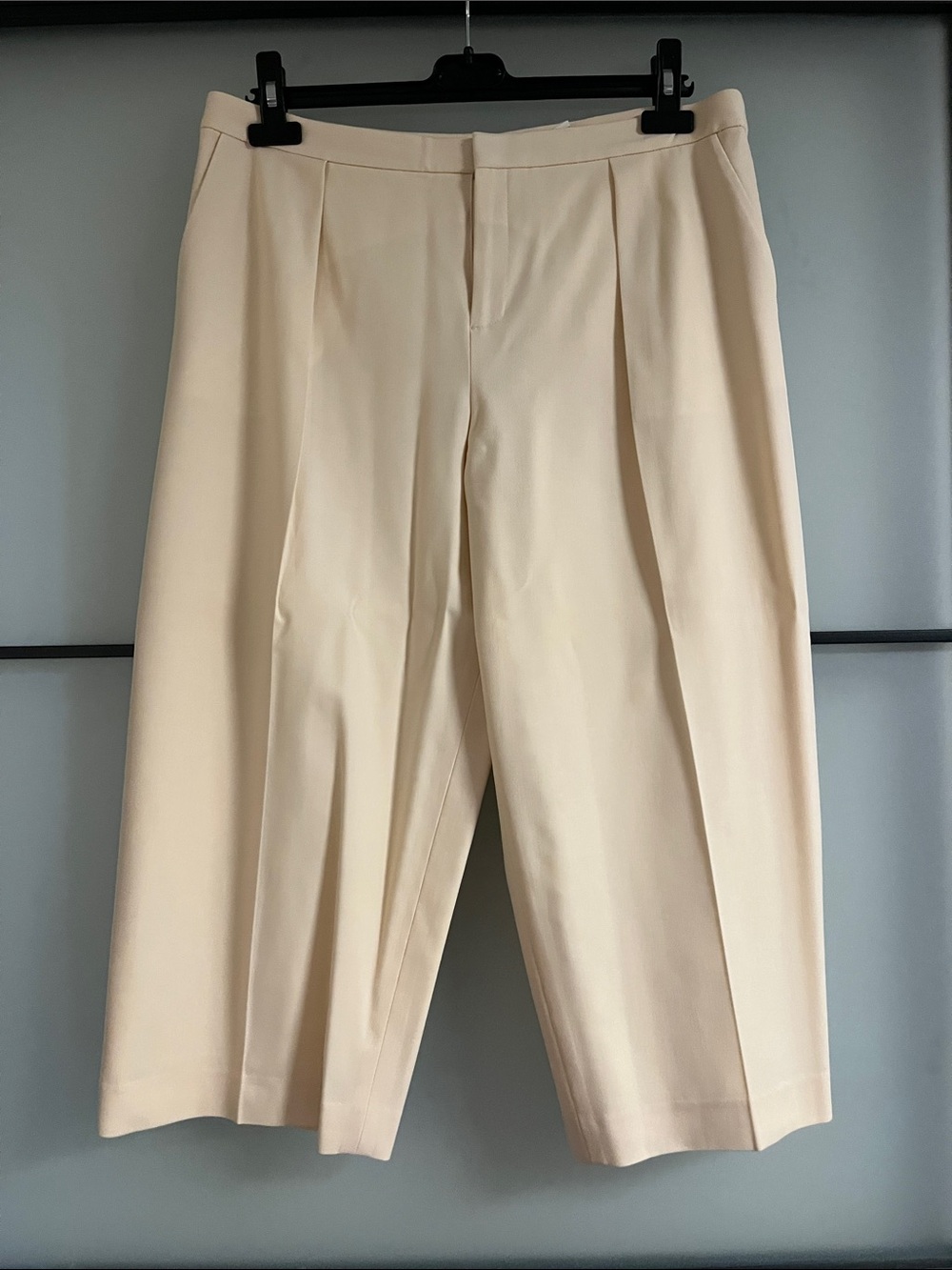 Club Monaco Cream Capris